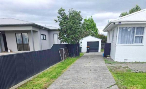 Entire Property in Takaro Minutes to the City Early check in on request